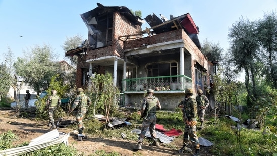 Jammu and Kashmir: Army soldiers outside the damaged house where the militants were trapped. (Waseem Andrabi / HT Photo) Jammu and Kashmir: Army soldiers outside the damaged house where the militants were trapped. (Waseem Andrabi / HT Photo)