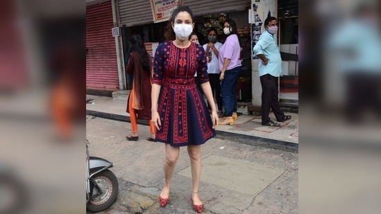 The actor teamed the half sleeve ensemble with a pair of matching ballerinas and a face mask. She also left her wild curly locks open with the attire in a middle parting.(Varinder Chawla)