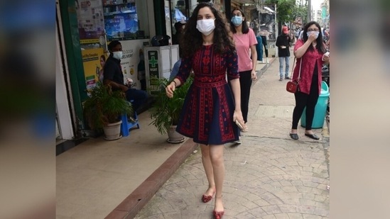 She glammed up her look with dewy skin and no make-up. She also opted for no accessories with the ensemble, thus allowing it to be the star of her day-out look.(Varinder Chawla)