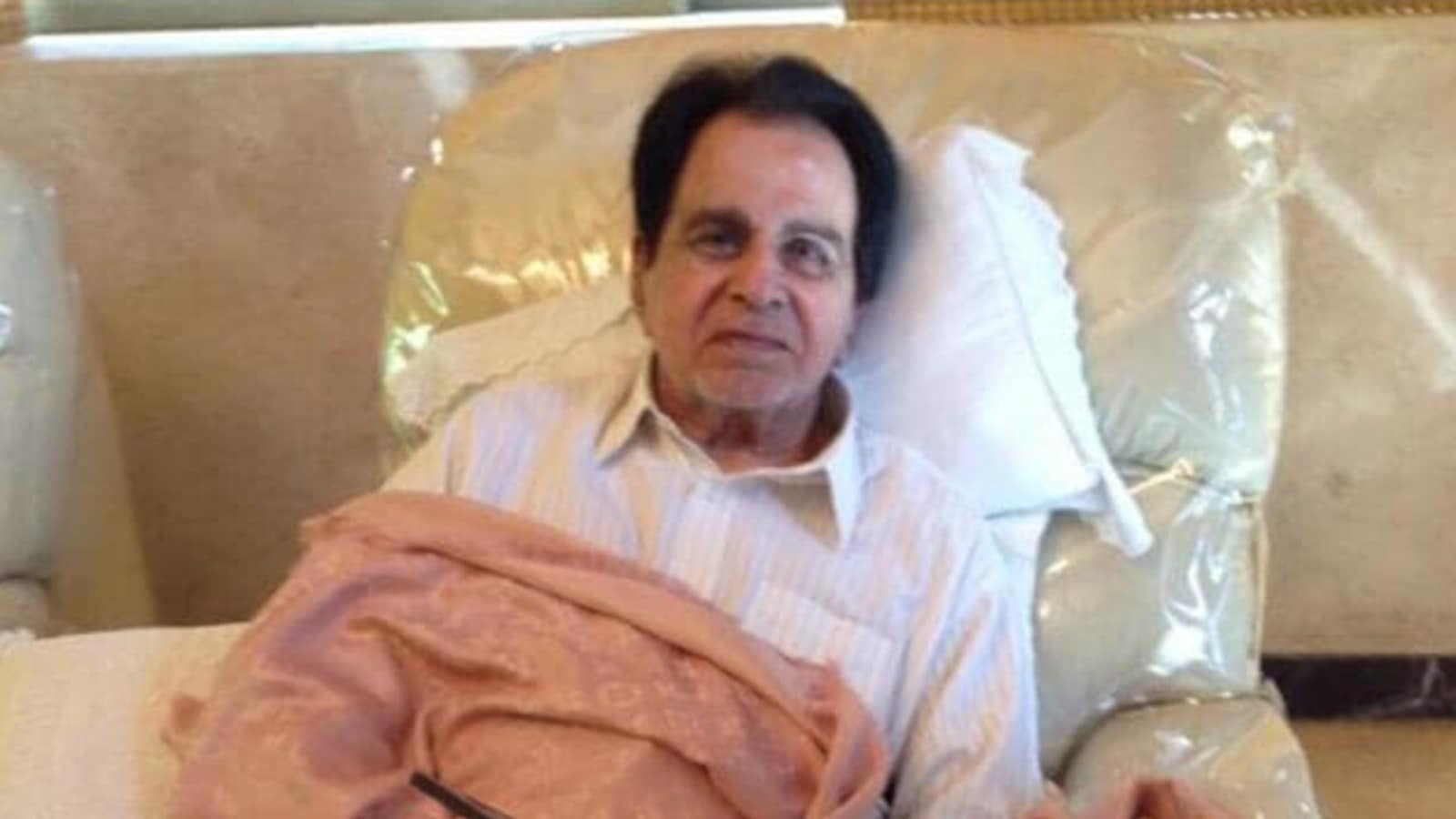 Dilip Kumar hospitalised for breathlessness, second time in a month | Bollywood - Hindustan Times