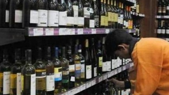 At present, it is illegal to give any rebate, discount or concession on the retail sale of liquor in Delhi. (HT file photo) At present, it is illegal to give any rebate, discount or concession on the retail sale of liquor in Delhi. (HT file photo)