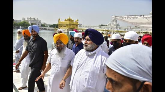 Shiromani Akali Dal president Sukhbir Singh Badal paying obeisance at Golden Temple in Amritsar on Wednesday. (Sameer Sehgal/HT) Shiromani Akali Dal president Sukhbir Singh Badal paying obeisance at Golden Temple in Amritsar on Wednesday. (Sameer Sehgal/HT)