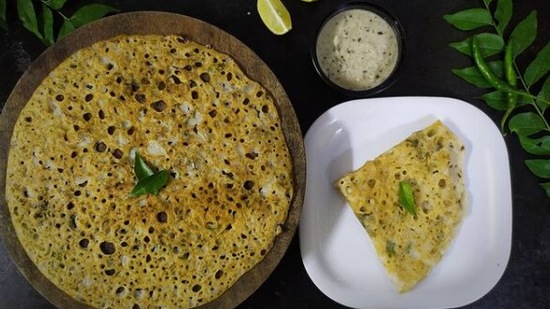 Coconut Chutney: To a blender, add 1/2 grated coconut, 1 teaspoon coriander leaves, small pieces of tamarind, 2 green chillies, 2 tablespoon chutney dal, 1/4 teaspoon hing and salt to taste. Blend all these ingredients well and serve in a bowl. (Instagram/@basic_grub)