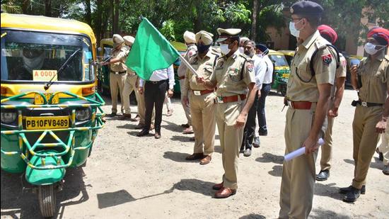 Police commissioner Rakesh Agrawal flagging off an auto-rickshaw in Ludhiana on Wednesday. (Gurpreet Singh/Hindustan Times) Police commissioner Rakesh Agrawal flagging off an auto-rickshaw in Ludhiana on Wednesday. (Gurpreet Singh/Hindustan Times)