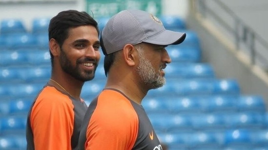 Buvneshwar Kumar with former Indian captain MS Dhoni(Bhuvneshwar Kumar / Instagram)