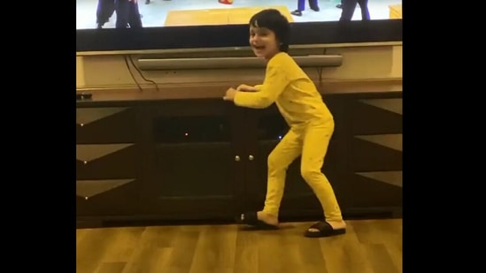 Shoaib Akhtar's son dancing to Bum Bum Bole from Aamir Khan-starrer film Taare Zameen Par.(Instagram/@imshoaibakhtar)