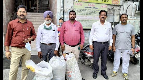 An MC team with the confiscated plastic carry bags in Ludhiana on Tuesday. (HT Photo) An MC team with the confiscated plastic carry bags in Ludhiana on Tuesday. (HT Photo)