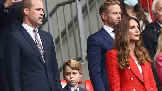 Kate Middleton in <span class='webrupee'>?</span>5k stylish red blazer wows at Euro 2020 with Prince William(Instagram/@genzxyz)