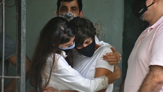 Mandira Bedi breaks down as she hugs her friend after her husband Raj Kaushal's death.