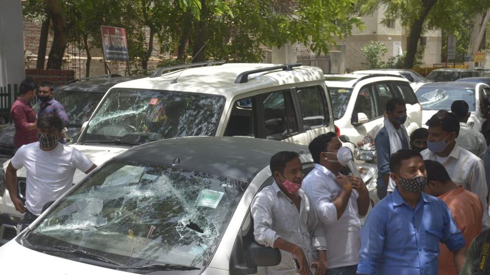 Vehicles were vandalised in the clash between protesting farmers and BJP workers at the UP Gate protest site (HT PHOTO?Sakib Ali) Vehicles were vandalised in the clash between protesting farmers and BJP workers at the UP Gate protest site (HT PHOTO?Sakib Ali)