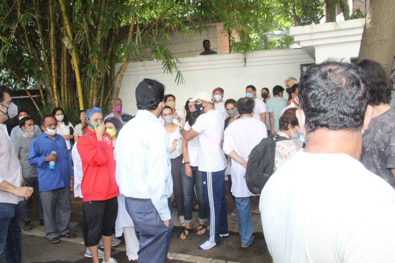 Mandira Bedi was seen crying hugging Ronit Roy.(Varinder Chawla) Mandira Bedi was seen crying hugging Ronit Roy.(Varinder Chawla)