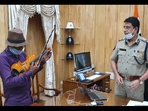 The image shows Commissioner of Police, Kolkata Soumen Mitra gifting a new violin to Bhagaban Mali.(Twitter/@KolkataPolice) The image shows Commissioner of Police, Kolkata Soumen Mitra gifting a new violin to Bhagaban Mali.(Twitter/@KolkataPolice)