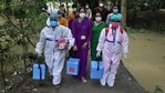 Healthcare workers carry Covishield doses to inoculate villagers during a door-to-door vaccination and testing drive in West Bengal.(Reuters Photo) Healthcare workers carry Covishield doses to inoculate villagers during a door-to-door vaccination and testing drive in West Bengal.(Reuters Photo)