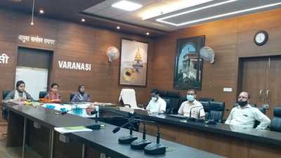 Anupama Dubey and other weavers in the auditorium of Varanasi divisional commissioner’s office on Thursday. (HT Photo)