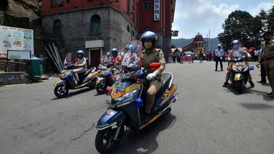 Women cops patrol on the Mall Road in Shimla on Thursday (Deepak Sansta/HT) Women cops patrol on the Mall Road in Shimla on Thursday (Deepak Sansta/HT)