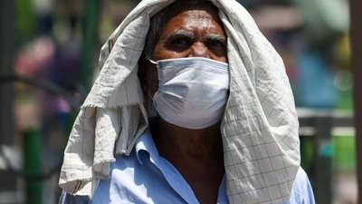 A man covers his head with a cloth to protect himself from heat on a hot afternoon in New Delhi. (ANI) A man covers his head with a cloth to protect himself from heat on a hot afternoon in New Delhi. (ANI)