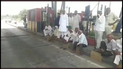 Group of farmers at a toll plaza in Meerut. (sourced)