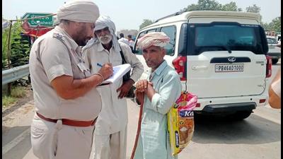 Cops at the accident spot on Amritsar-Bathinda highway on Thursday morning. (HT PHOTO)