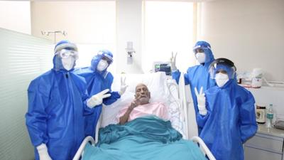 1923-born Gyan Chand Gupta with doctors at an Agra hospital last year. (HT FILE PHOTO)
