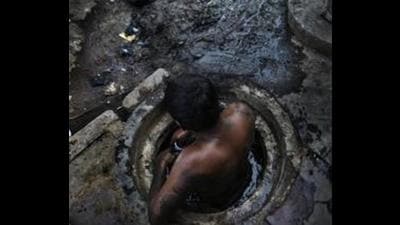 The manual scavengers were seen struggling to clean the sewer with bamboo sticks and one of them even got a foot injury due to a broken glass. (HT File Photo) The manual scavengers were seen struggling to clean the sewer with bamboo sticks and one of them even got a foot injury due to a broken glass. (HT File Photo)