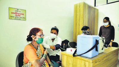 Vaccination drive at Samrat Ashok Vidhyalay, Karvenagar in Pune, on Wednesday. (HT PHOTO)