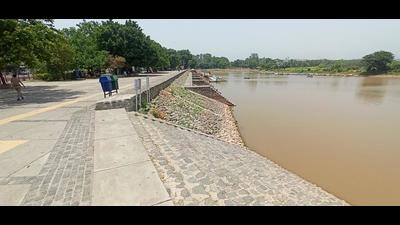 With no relief from the searing heat, residents steered clear of open areas, such as Sukhna Lake, in Chandigarh on Thursday. (Ravi Kumar/HT)