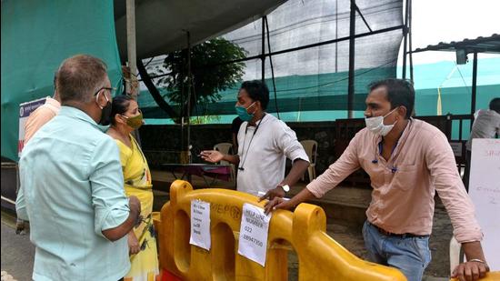 A notice board outside Dahisar Jumbo Covid-19 Vaccination Centre says vaccines are out of stock, in Dahisar, Mumbai on Wednesday, June 30. (HT photo) A notice board outside Dahisar Jumbo Covid-19 Vaccination Centre says vaccines are out of stock, in Dahisar, Mumbai on Wednesday, June 30. (HT photo)