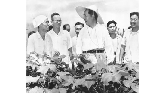A smiling Mao Zedong, chairman of the Chinese Communist Party, chats with villagers in an agricultural co-op during an inspection tour in Henan Province, China on July 19, 1962. Such cooperatives were absorbed in the communes which Mao developed several years earlier. The results of the switch, plus natural disasters, brought economic wounds which were long in healing.(AP Photo)