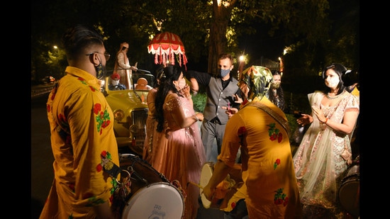 The news of a maximum of 50 guests being allowed in a wedding hall has made the to-be weds across the country rejoice (Photo: Arvind Yadav/HT) The news of a maximum of 50 guests being allowed in a wedding hall has made the to-be weds across the country rejoice (Photo: Arvind Yadav/HT)