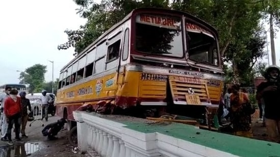 The minibus en route from Metiabruz to Howrah crashed into a wall of the Fort William in Hastings, Kolkata, on July 1, 2021. (HT Photo)