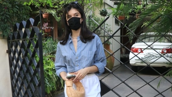 Shanaya Kapoor spotted by paparazzi.