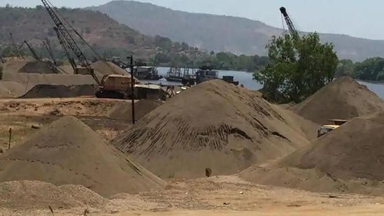 Sandbags will be made available in packages of 25 kg, 50 kg, and 100 kg. (File Photo / HT) Sandbags will be made available in packages of 25 kg, 50 kg, and 100 kg. (File Photo / HT)
