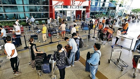 Passengers queue up to get their documents verified and enter the Delhi airport(Vipin Kumar/HT Photo) Passengers queue up to get their documents verified and enter the Delhi airport(Vipin Kumar/HT Photo)