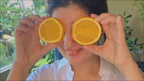 Twinkle Khanna eats orange peels to reap these health benefits of the citrus fruit(Instagram/twinklerkhanna)