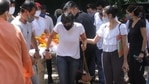 Mandira Bedi was the one to perform the last rites for her husband Raj Kaushal. Mandira Bedi was the one to perform the last rites for her husband Raj Kaushal.