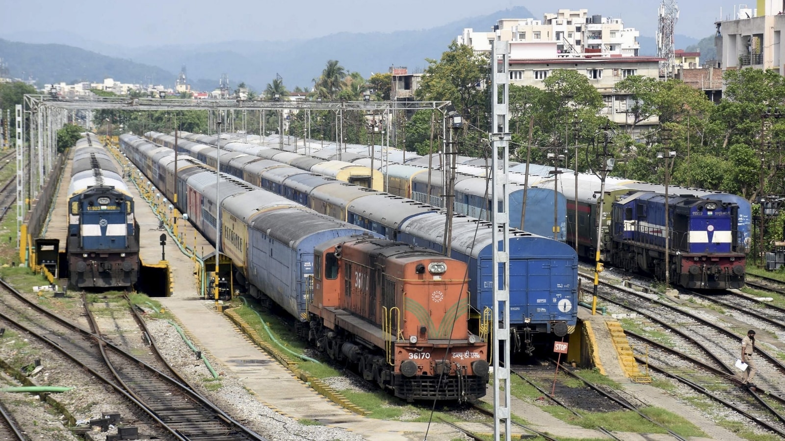 झारखंड : बिना आधिकारिक घोषणा के दर्जनों ट्रेनों का टाइम-टेबल बदला