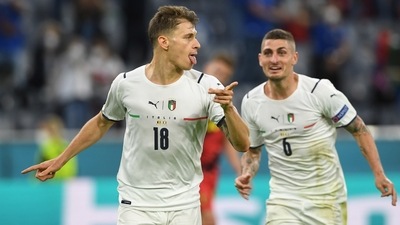 Soccer Football - Euro 2020 - Quarter Final - Belgium v Italy - Football Arena Munich, Munich, Germany - July 2, 2021 Italy's Nicolo Barella celebrates scoring their first goal with Marco Verratti Pool via REUTERS/Christof Stache (Pool via REUTERS)