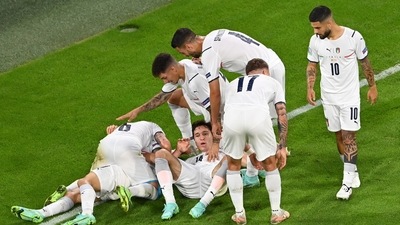 Soccer Football - Euro 2020 - Quarter Final - Belgium v Italy - Football Arena Munich, Munich, Germany - July 2, 2021 Italy's Nicolo Barella celebrates scoring their first goal with teammates Pool via REUTERS/Stuart Franklin (Pool via REUTERS)