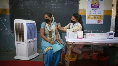A health worker inoculating a woman in New Delhi. (Sanchit Khanna / HT Photo) A health worker inoculating a woman in New Delhi. (Sanchit Khanna / HT Photo)