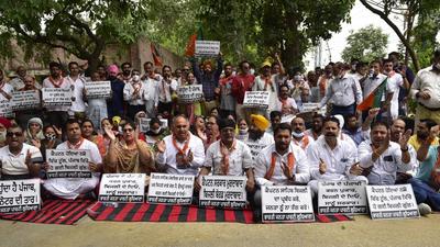 Slamming the PSPCL officials, the saffron party workers alleged that residents had been forced to bear the sweltering heat during prolonged power outages, while the PSPCL officials were themselves sitting in air conditioned rooms. (Gurpreet Singh/HT)