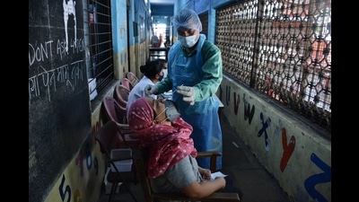 A health worker collecting swab sample of a woman. (HT PHOTO)