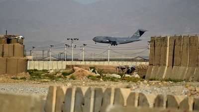 A US military air force lands at a US military base in Bagram, some 50 km north of Kabul on July 1, 2021. (Photo by WAKIL KOHSAR / AFP) A US military air force lands at a US military base in Bagram, some 50 km north of Kabul on July 1, 2021. (Photo by WAKIL KOHSAR / AFP)