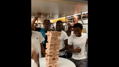The video of people playing Jenga inside a train wowed people. (Screengran)