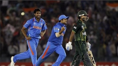Munaf Patel dismissed Mohammad Hafeez. (File)