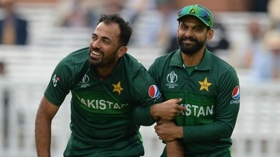Wahab Riaz (L) with Mohammad Hafeez (R) (Getty Images)
