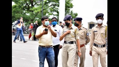 Cops issuing challans to tourists found flouting Covid safety norms in Shimla on Friday. (Deepak Sansta/HT (Picture for representational purpose only)) Cops issuing challans to tourists found flouting Covid safety norms in Shimla on Friday. (Deepak Sansta/HT (Picture for representational purpose only))
