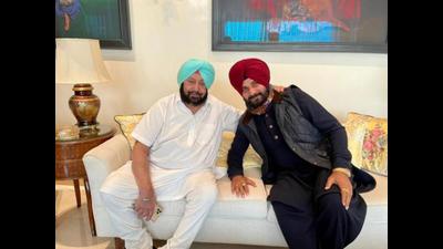 Punjab chief minister Capt Amarinder Singh (left) with Congress MLA and former minister Navjot Singh Sidhu during a meeting arranged in Chandigarh in March to broker peace between the two. The bonhomie was short-lived. (HT file photo) Punjab chief minister Capt Amarinder Singh (left) with Congress MLA and former minister Navjot Singh Sidhu during a meeting arranged in Chandigarh in March to broker peace between the two. The bonhomie was short-lived. (HT file photo)