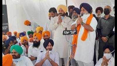 SAD President Sukhbir Singh Badal addressing the protesters at Lambi in Muktsar district on Friday. (Sanjeev Kumar/HT) SAD President Sukhbir Singh Badal addressing the protesters at Lambi in Muktsar district on Friday. (Sanjeev Kumar/HT)