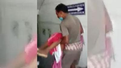 A screen grab of Kanhar picking up his wife’s body from the hospital bed. (Sourced) A screen grab of Kanhar picking up his wife’s body from the hospital bed. (Sourced)