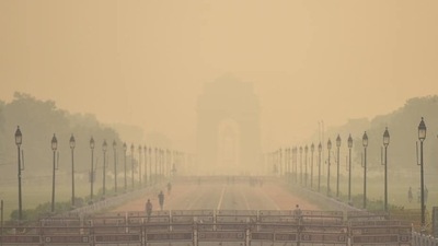 A view of India Gate blanketed in heavy haze in New Delhi. (Amal KS / HT Photo)